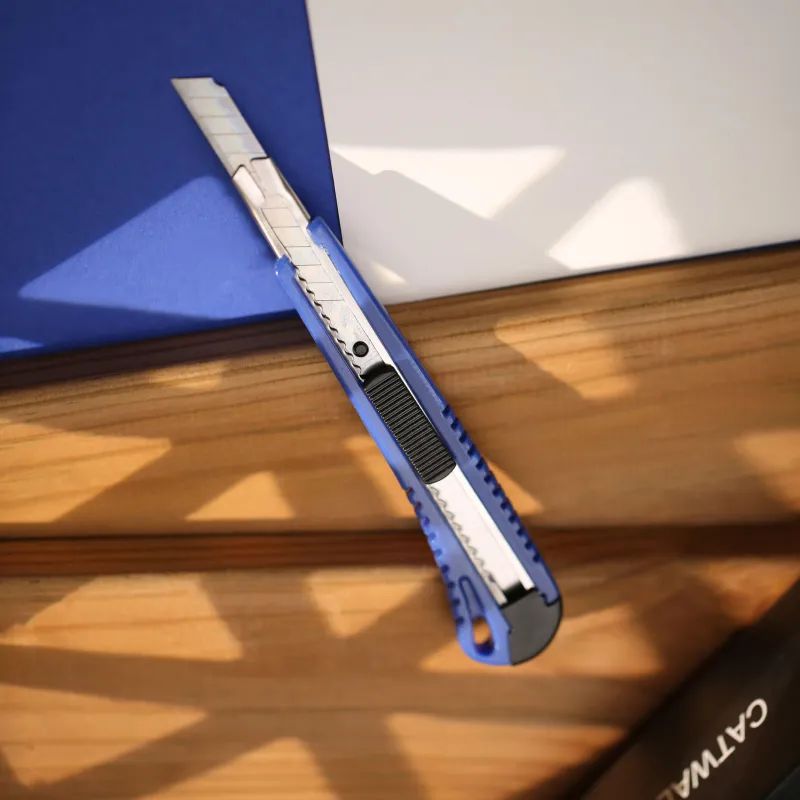 Нож канцелярский 9мм Attache с фиксатором и металлическими направляющими