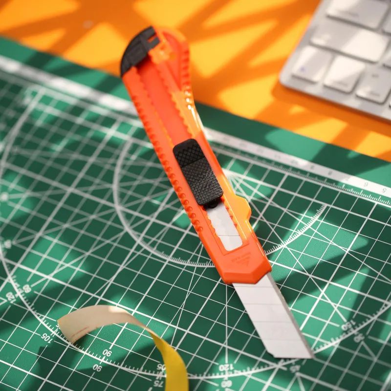 Нож канцелярский 18мм Attache с фиксатором, полибег, цв.в ассорт.