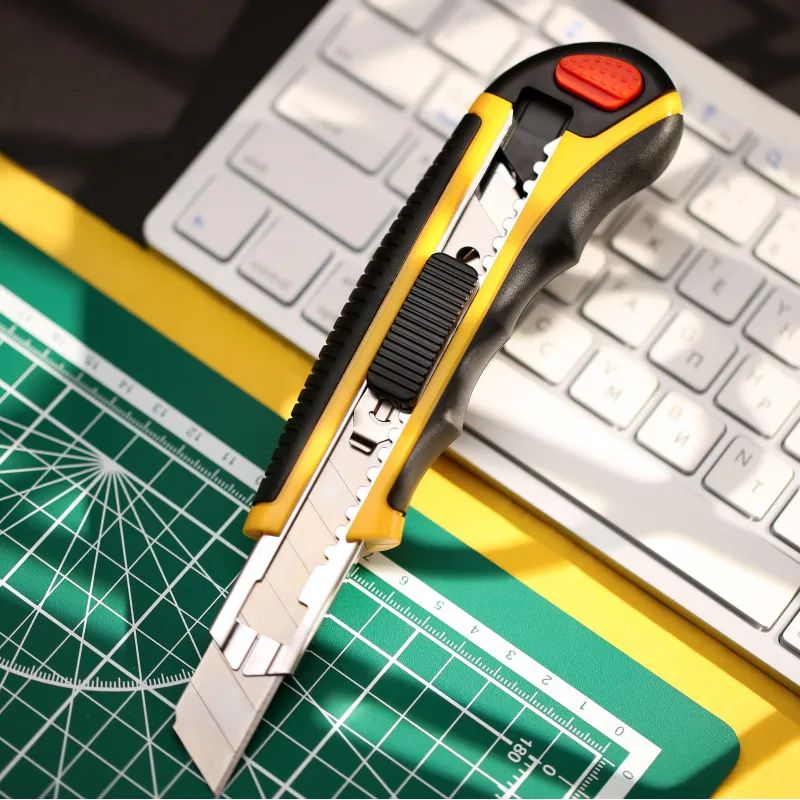 Нож универсальный 18 мм Attache Selection  с резин.вставк.+6 зап.лезвий