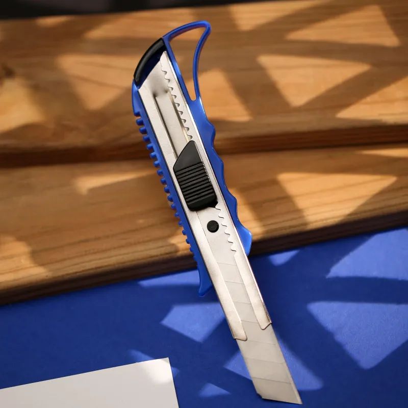 Нож канцелярский 18мм Attache с фиксатором и металлическими направляющими