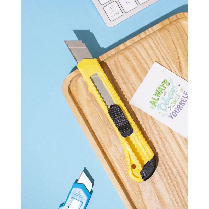 Нож канцелярский 18 мм Attache Economy  с фиксатором, полибег, цв.вассорт.